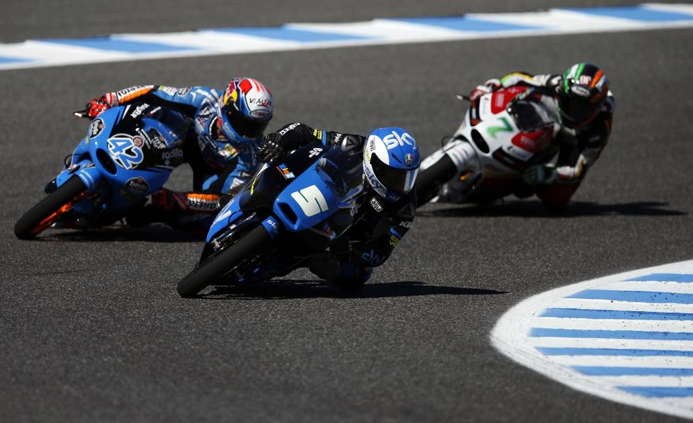 Grande GP di Spagna per Romano Fenati (al centro): il marchigiano ha bissato in Moto3 il successo in Argentina di una settimana fa